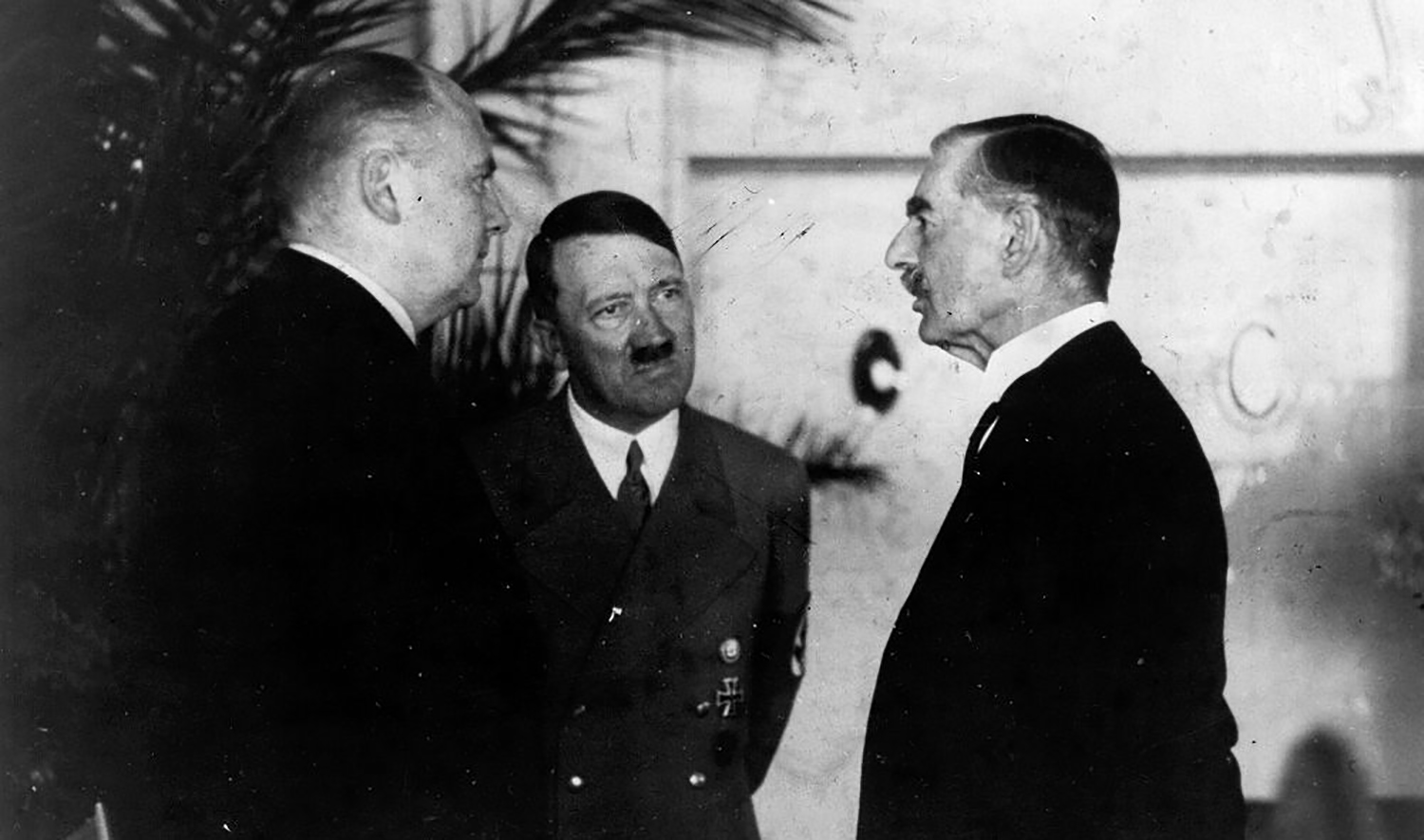Фото: Невилл Чемберлен и Адольф Гитлер Мюнхен, Германия, Сентябрь 1938 г. Фото: Невилл Чемберлен и Адольф Гитлер Мюнхен, Германия, Сентябрь 1938 г.